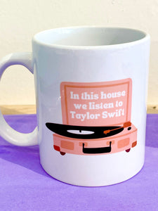 Taylor Swift | In This House We Listen To Taylor Swift Mug - Indie Indie Bang! Bang!