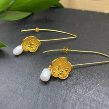 Load image into Gallery viewer, Flower and Pearl Pull-Through Earrings - Indie Indie Bang! Bang!