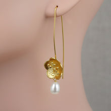 Load image into Gallery viewer, Flower and Pearl Pull-Through Earrings - Indie Indie Bang! Bang!