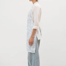 Load image into Gallery viewer, Daily Apron White Botanical Blue - Indie Indie Bang! Bang!