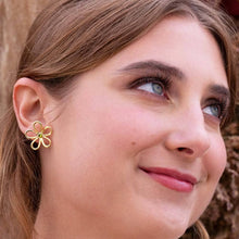 Load image into Gallery viewer, Daisy Flower Stud Earrings