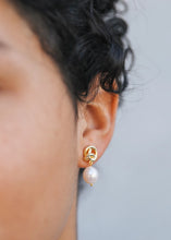 Load image into Gallery viewer, Pearl Gold Knot Earrings - Indie Indie Bang! Bang!